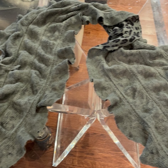 Gray black leopard print Ruffle scarf - Picture 4 of 4